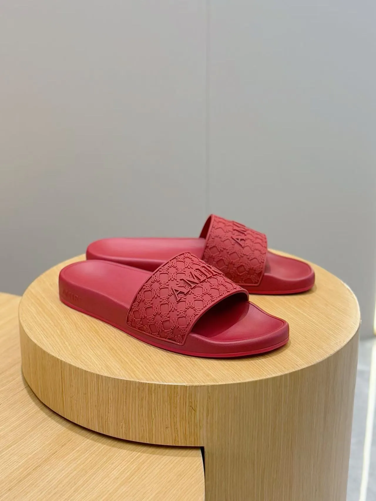 [AMIRI* Emil] P: 300💰 Size: 39-45 Official website new original 1:1 AMIRI* Emil classic men's slippers, high-end boutique, original material, TPU upper, foam bottom, fine workmanship, casual, loose and comfortable, a must-have in summer.